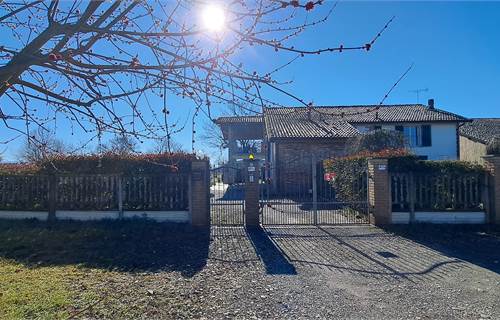 Villa bifamiliare In Vendita a Alessandria