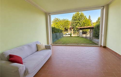 Confortevole appartamento con giardino privato e garage doppio in elegante contesto residenziale