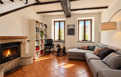 NEL BORGO DI MOMBISAGGIO, CASA CON DEPENDANCE, CAMINO, TERRAZZA E GRANDE PORTICATO