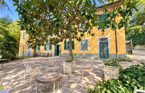 Casa indipendente immersa nel verde, a soli tre minuti dal centro di Tortona.
